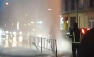 Во Львове посреди улицы забил семиметровый фонтан: работник час стоял на крышке люка