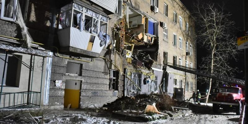 Люди начали возвращаться в разрушенный взрывом дом в Запорожье
