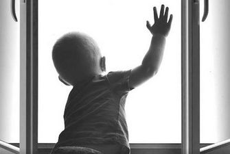 В Кривом Роге 2-летний ребенок выпал из окна