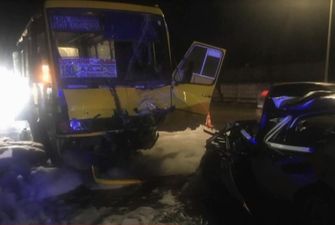 Біля Львова Volkswagen влетів у автобус, загинула людина