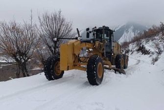 Снегопады заблокировали более сотни дорог на востоке Турции
