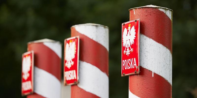 Украинцы массово выезжают на заработки: на польской границе стоят сотни машин