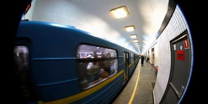 В метро Киева с 25 августа зеленую карту не будут пополнять в кассах 10 станций