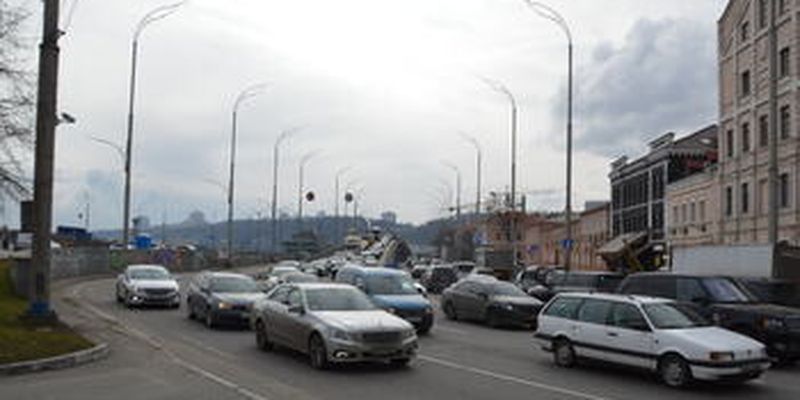 В Киеве утренние пробки осложнили движение на дорогах: где 29 марта "тянутся" машины. Карта