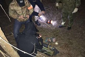 На Херсонщині СБУ виявила схованку гранатометів, розписаних матюками