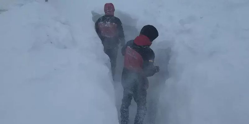 На горе Поп Иван в Карпатах намело сугробы снега высотой два метра