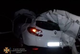 Легковик влетів у припаркований "ЗІЛ" на Дніпропетровщині: троє загиблих