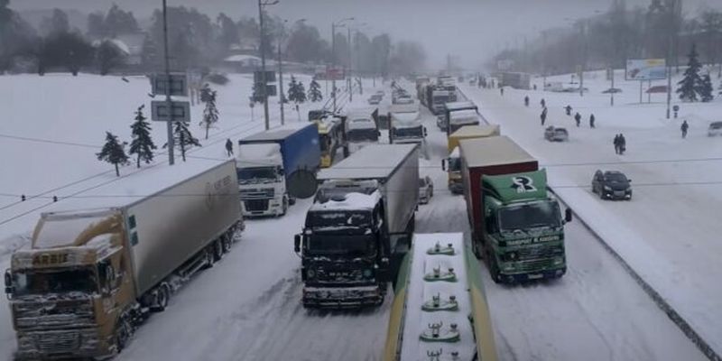 Рейсовый автобус с украинцами застрял в снежной ловушке: кадры ЧП