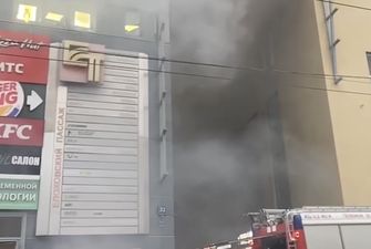 В Москве горит торговый центр "Елоховский пассаж", оттуда эвакуируют людей