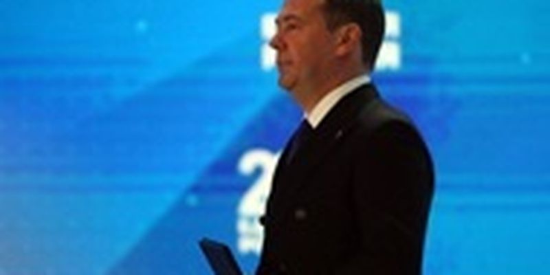 Медведев приобщил сына к принудительной паспортизации украинцев