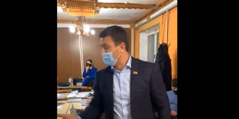 Нардеп Тищенко "отличился" на 87-м избирательном участке: кричал, буянил и выдвигал требования