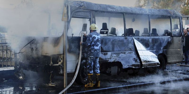 В столице Сирии возле президентского дворца взорвали автобус с военными: есть жертвы