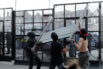 Противники саммита G7 устроили столкновения с полицией: десятки задержанных