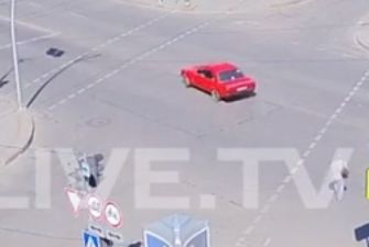 Лихач покуражился на перекрестке в Мариуполе