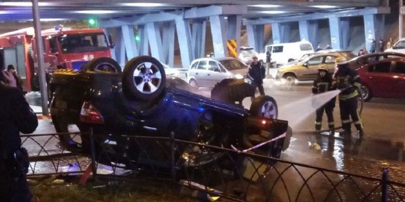 Автомобиль слетел с моста, упав с высоты: в Киеве произошло жуткое ДТП с пострадавшими, фото