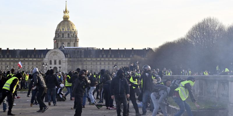 Уряд Франції продовжить пенсійну реформу попри масові протести в країні