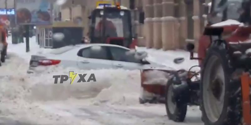"Не паркуйтесь где попало": в Харькове коммунальщики "закопали" машину в снег
