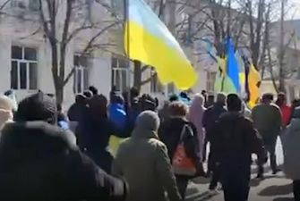 Украинцы вышли на митинг против оккупантов в Каховке, количество людей впечатляет: "Не боятся"