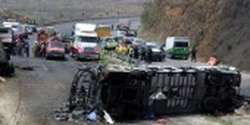 Внаслідок аварії автобуса з паломниками в Мексиці загинули 19 людей, ще 20 постраждали