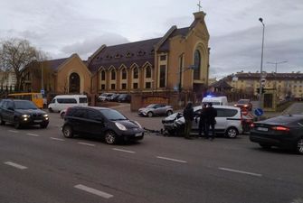 Под Киевом дорогу не поделили Volkswagen и Peugeot: у авто существенные повреждения