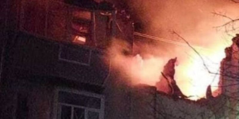 Начался пожар: оккупанты ударили ракетой по жилому дому в центре города