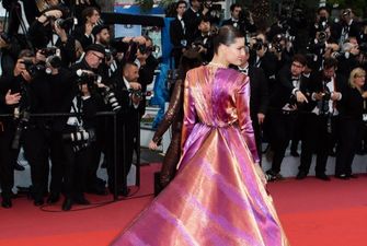 З довгим шлейфом і глибоким декольте: модель Ізабелі Фонтана одягнула яскраву сукню в Каннах