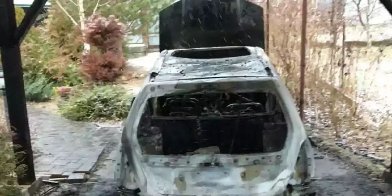 Поліція перекваліфікувала справу щодо підпалу автівок журналіста в Ужгороді