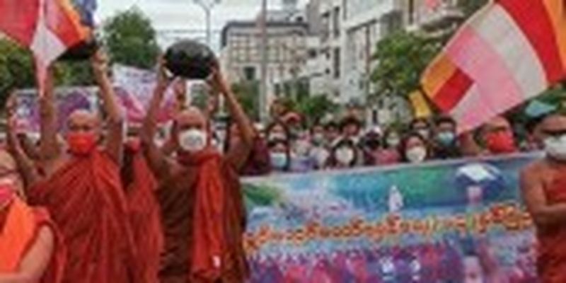У М'янмі на протест проти хунти вийшли буддистські монахи