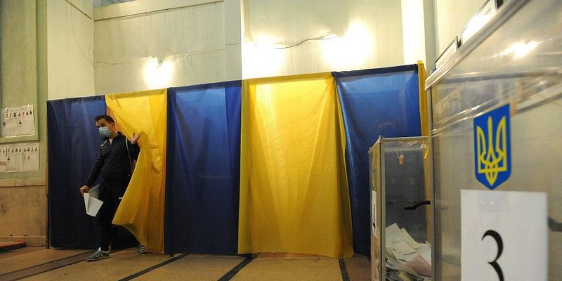 Выборы в Харькове и в двух областях: наблюдатели фиксируют протоколы "из будущего"