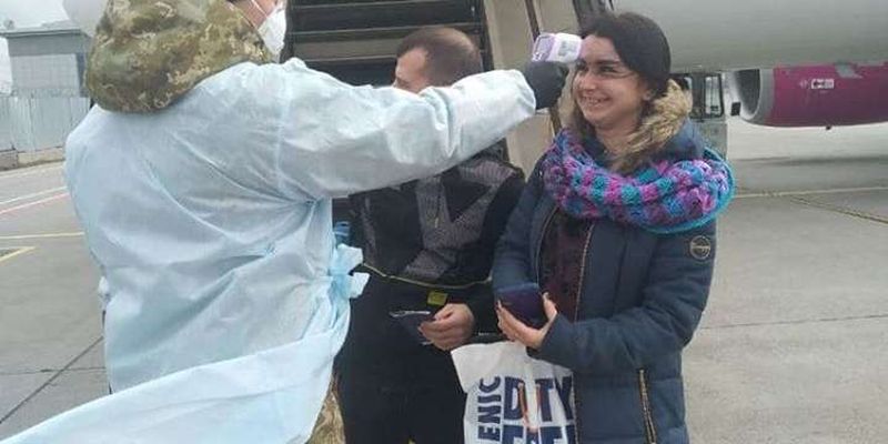 В аеропорту «Київ» пасажирів з Італії зустрічає лікар-епідеміолог
