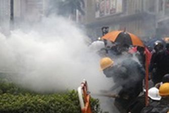 В Гонконге полиция впервые применила водометы