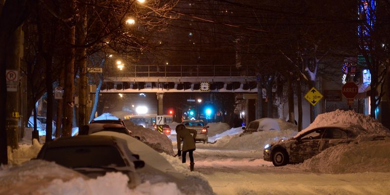 "Весь снег в Канаде": сотни горожан заблокированы в своих домах