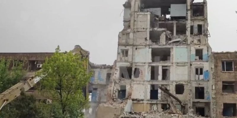 У тимчасово окупованому Маріуполі росіяни знищують будівлю Товариства сприяння обороні України