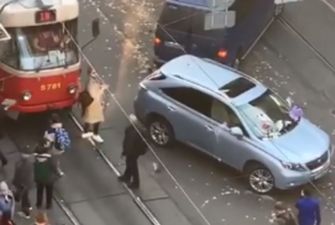 "А где полиция?" В Киеве мужчина в одиночку "эвакуировал" Lexus нарушителя. Видео