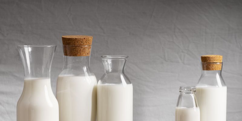 Как снизить холестерин: 5 видов молока, которые помогут уменьшить риск болезней сердца