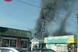 В Киеве вспыхнул известный рынок: видео и фото черного столба дыма