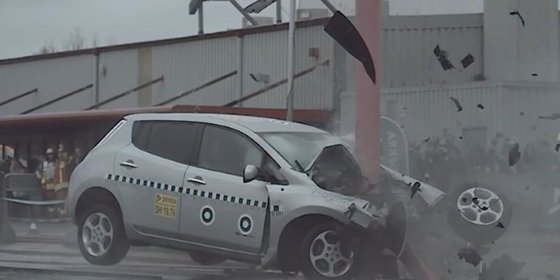 Відео дня: що буде з електромобілем Nissan Leaf, якщо його розбити об стовп