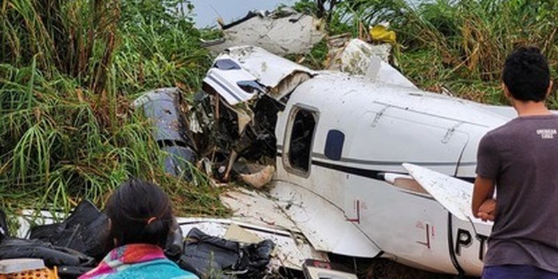 Погибли все 14 человек: в Бразилии разбился самолет с туристами