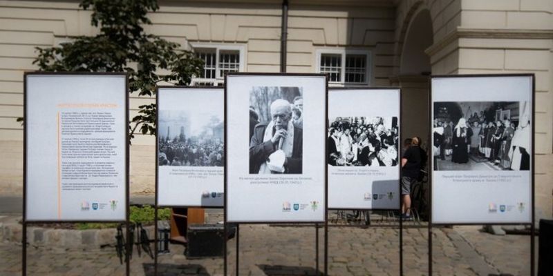 На центральній площі Львова відкрили релігійну виставку