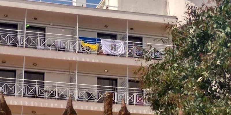 Выгнали детей из-за флага! Популярный отель Греции попал в громкий скандал с украинцами