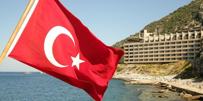 Постояльцам отеля в Турции разрешили бить посуду и ломать телевизоры