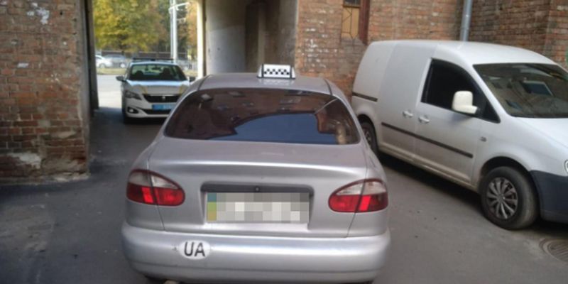 Загадочная смерть таксиста в Харькове: авто с пассажиром влетело в стену