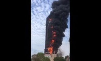 В Китае за 20 минут сгорел небоскреб: сотни жертв