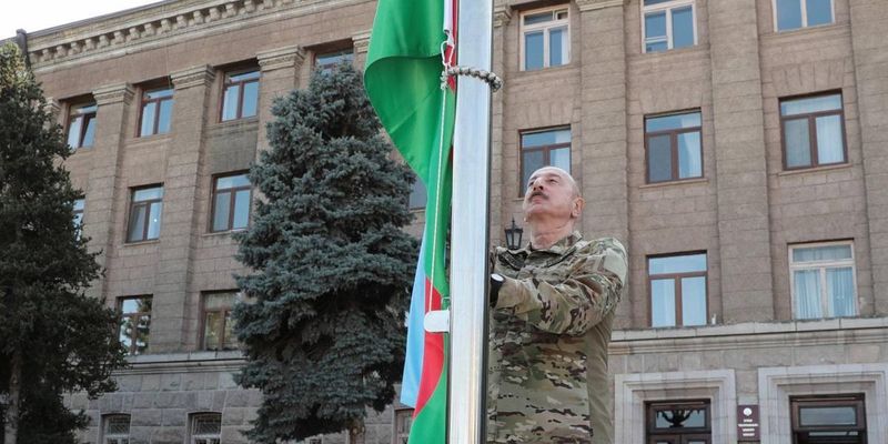Президент Азербайджана поднял флаг страны в Ханкенди