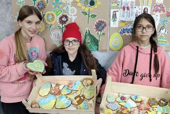 У Чернівцях діти розписували пряники до Великодня спеціально для українських воїнів