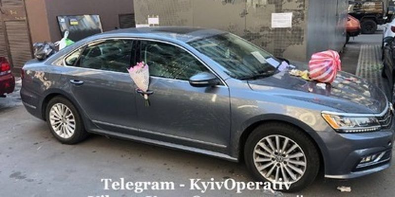 В Киеве "герой парковки" выбрал необычное место для своего авто и получил "букет": фото