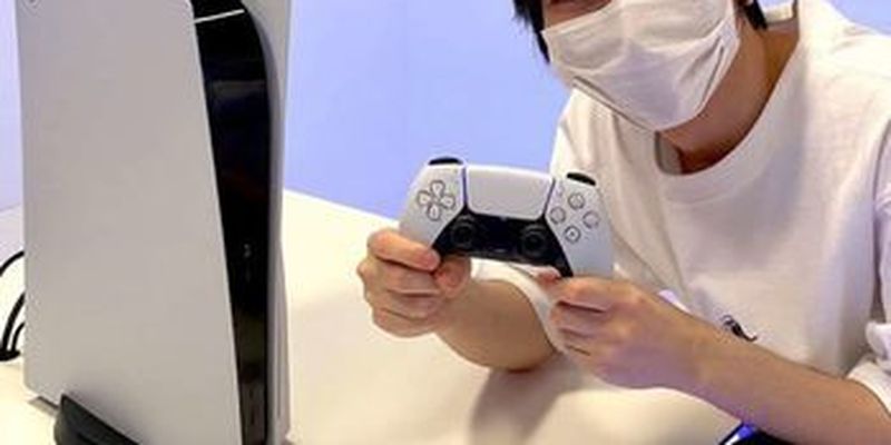 Тысячи японцев столпились на улице в надежде получить PlayStation 5 — магазин разыгрывал право на покупку 200 консолей