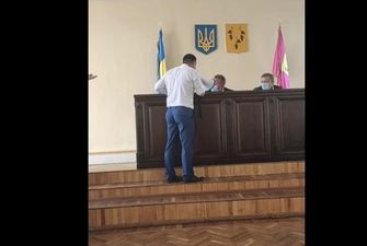 Под Харьковом депутат кричал в громкоговоритель в горсовете