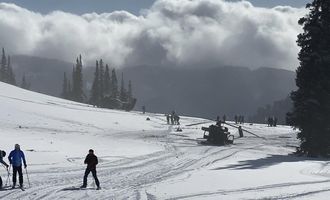 В Америке два боевых вертолета Blackhawk рухнули на спуск горнолыжного курорта