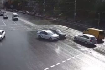 В Києві патрульний автомобіль спровокував потрійне ДТП
